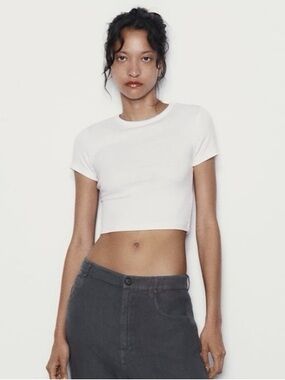 Zara White Short Sleeve Cropped Crewneck Tee